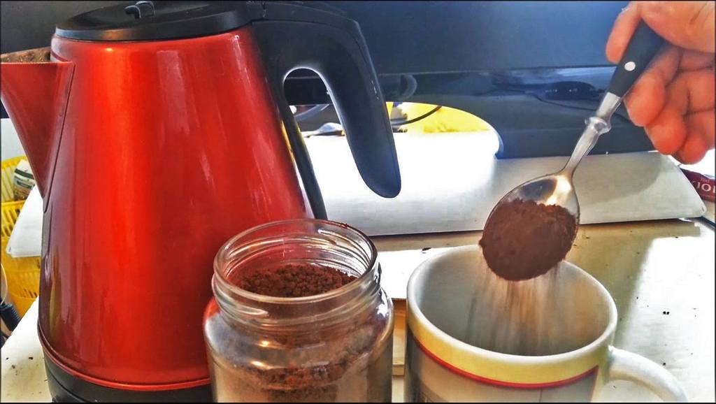 Instant-coffee-preparation instant coffee preparation