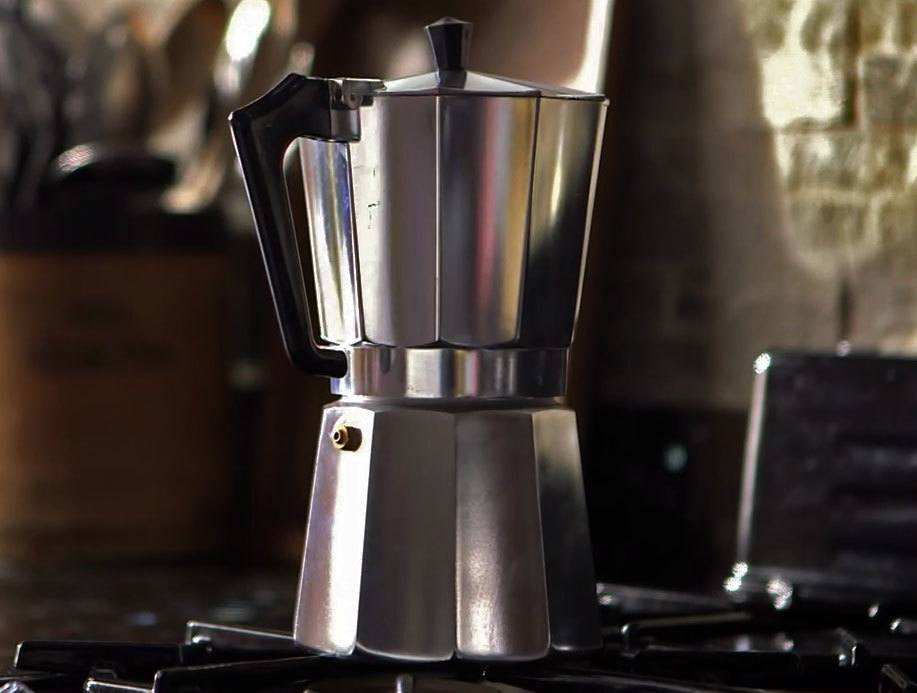 coffee-brewing-with-stovetop-espresso-machine coffee brewing with stove top espresso machine