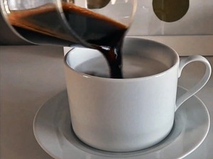 making caramel coffee